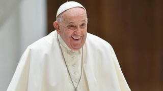 Sin la silla de ruedas y con voz firme el Papa Francisco alienta a vivir la misericordia con el prójimo