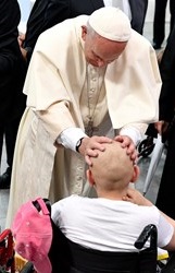 papa-francisco-entrega-virgen-herida-los-padecimientos-