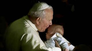 El futuro santo, Papa Juan Pablo II, fue salvado del aborto