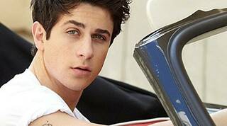 El actor David Henrie conmovido por Dios defiende valores pro familia