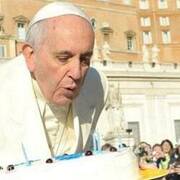 Con mate, pastel y a ritmo de tango Papa Francisco es festejado por su cumpleaños. Él habla de la familia