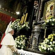 Papa Francisco entrega a la Virgen 