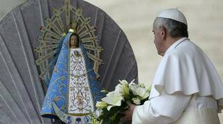 Contemplar como María y con María el misterio de la Cruz es la invitación de Papa Francisco