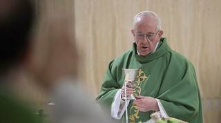 Ante el altar el Papa ora a Dios por las mujeres