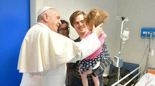 El Papa lleva su bendición y afecto a los niños en el 