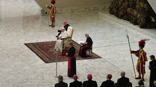 En la Celebración Eucarística el cielo se inclina sobre la tierra enseña el Papa