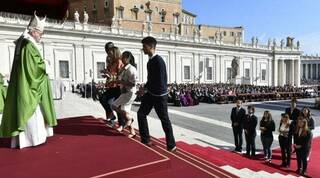 El Papa inaugura el Sínodo de los Jóvenes invocando al Espíritu Santo y se emociona por obispos de China