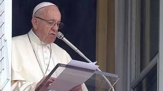 En un video especial el Papa Francisco advierte sobre las tentaciones del diablo y pide rezar el Rosario