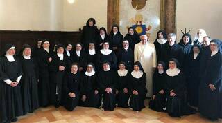 El Papa sorprende visitando sin aviso a las Clarisas en el Monasterio de Vallegloria