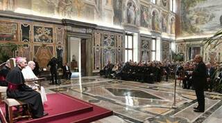 El Papa pide a los trabajadores de la salud ejercer la objeción de conciencia y 