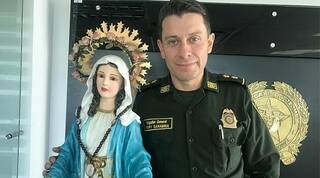 General de la policía y su tropa son los ángeles guardianes de Jesús Eucaristía en calles de Colombia