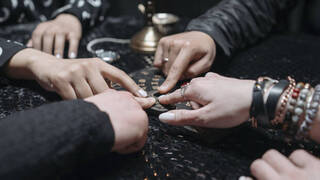Los peligros de la Ouija cobran actualidad tras un doble suicidio (¿ritual?) en Perú