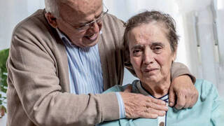El abuelo Ricardo ama y cuida de su esposa que vive con Alzheimer: “Es la Eucaristía la que me nutre”