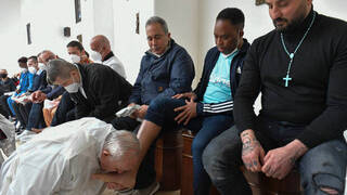 Lágrimas y un inolvidable “Dios siempre perdona”, se escuchan mientras el Papa lava los pies de 12 reclusos