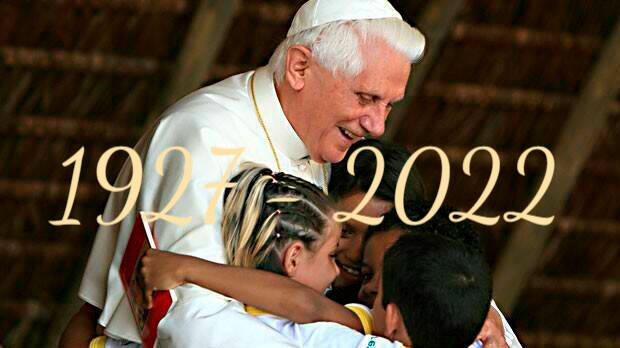 Ha fallecido Benedicto XVI. Miles acuden a expresar gratitud ante | Portaluz