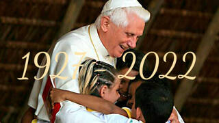 Ha fallecido el Papa emérito, Doctor de la Iglesia, Benedicto XVI. Miles acuden a expresar gratitud ante sus restos mortales