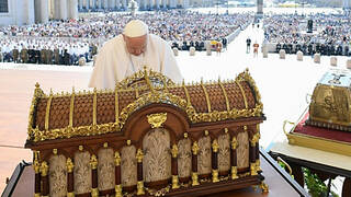 El Papa ora ante las reliquias de Santa Teresita y la destaca como modelo del celo apostólico