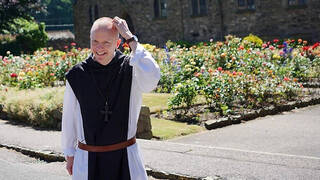 Las bienaventuranzas de la castidad que proclama en entrevista un monje y obispo noruego que es cervecero