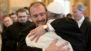Con paternal afecto el Papa Francisco abraza y alienta en sus “fatigas y desafíos” a los sacerdotes del mundo
